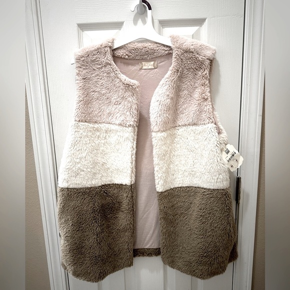 Altar'd State Jackets & Blazers - ALTAR’D STATE Colorblock Open Vest Faux Fur Vegan Pink Cream Brown size M